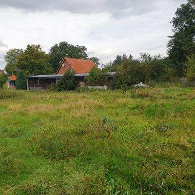 Blick vom Grundstück auf das Abstellgebäude