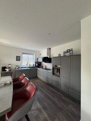 Moderne Küche mit Geräten