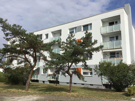 Ansicht Wohngebäude Diesel 26+28 mit Balkonen und Außenanlage