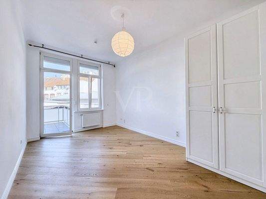 weiteres Zimmer mit Einbauschrank