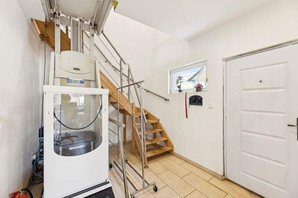 Treppenhaus und Eingangsbereich mit Lift Anbau EG