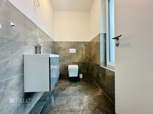 „Stilvolles Gäste-WC mit Tageslicht.“