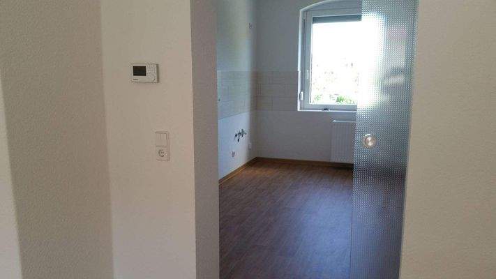 Blick aus dem Wohnzimmer in die Küche