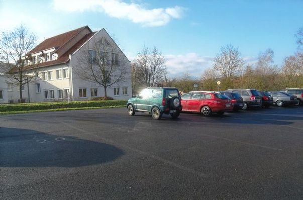 Großer Parkplatz am Gewerbegebäude