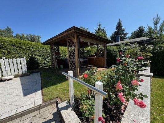 Terrasse und Pavillon