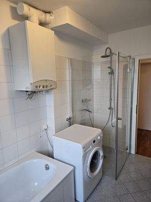 Badewanne, Dusche und Waschmaschinenanschluss