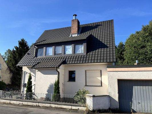 Nordansicht mit großer Gaube und Hauseingang