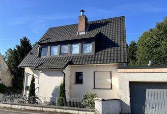 Nordansicht mit großer Gaube und Hauseingang