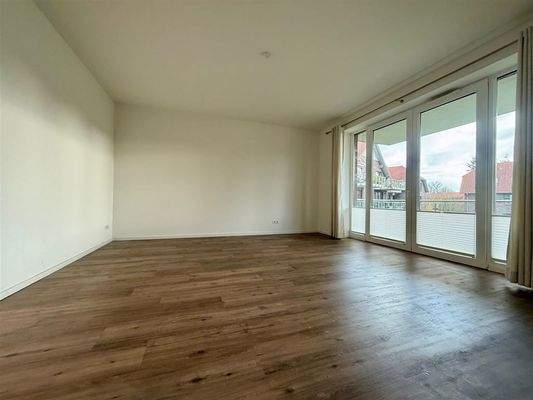 Großzügiges Wohnzimmer mit Balkon