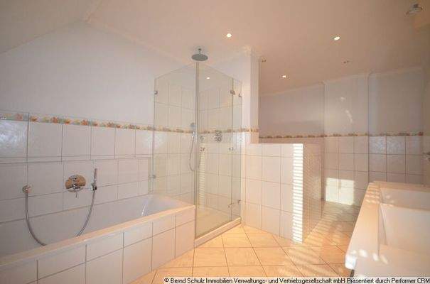 14 großes Bad (Bild 2021)