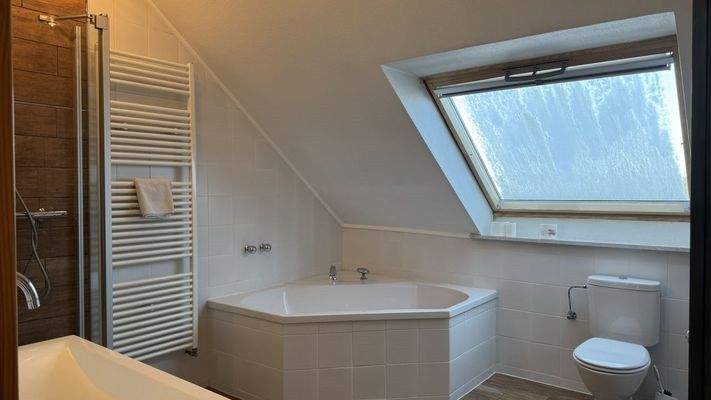 Wannenbad mit Dusche im OG
