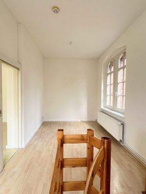 Zimmer im EG mit Treppe nach unten