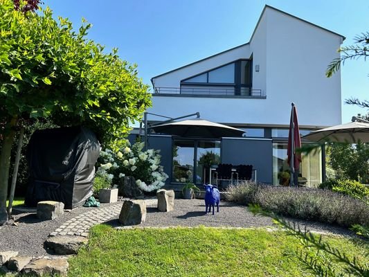 Gartenansicht mit Dachterrasse