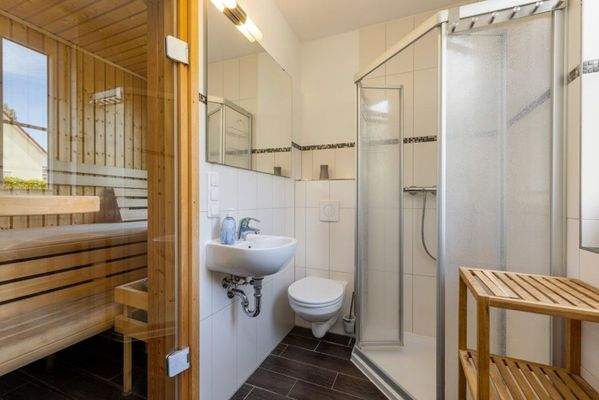 EG: Duschbad mit Fenster und Zugang zu großer Saun