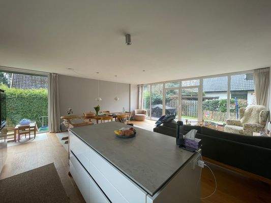 Blick von Wohnküche ins Wohnzimmer