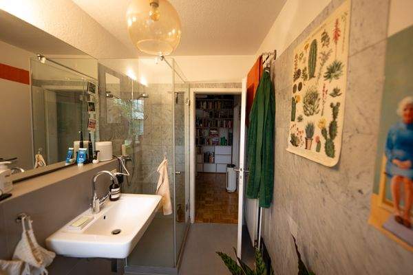 Badezimmer mit Blick zum Flur