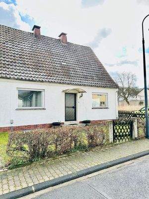 Vorderansicht mit Vorgarten