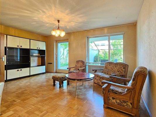 Wohnzimmer mit Blick ins Grüne.JPG