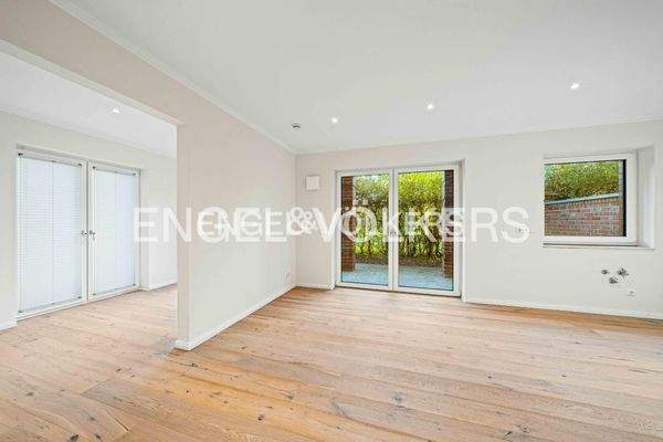 Offener Wohnbereich mit Zugang zur Terrasse