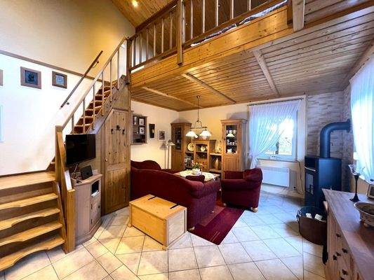 Wohnbereich mit Aufstieg zur Empore