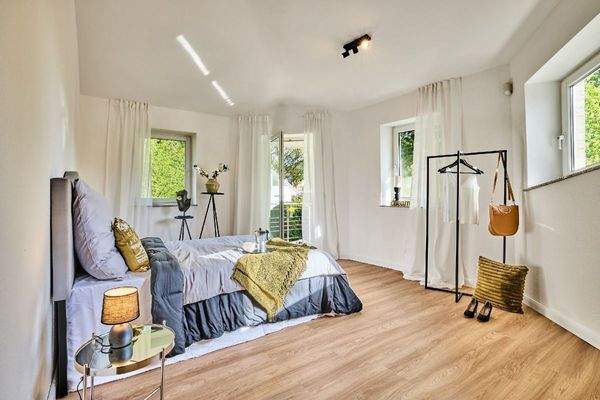 Das Hauptschlafzimmer mit Blick über dein Grundstü