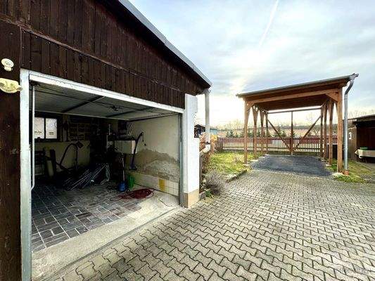 Garage mit Wohnwagen-Carport, freier Blick hinter dem Grundstück