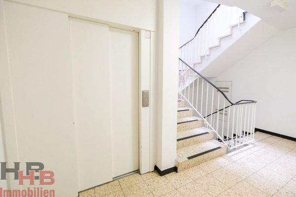 Treppenhaus und Fahrstuhl