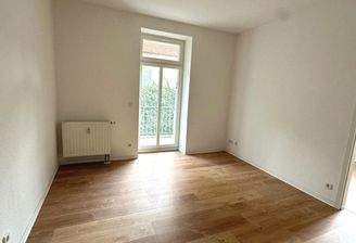 Wohnzimmer mit Balkon