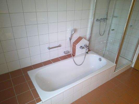 Badewanne + Dusche.JPG