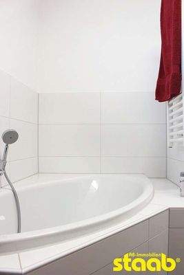 ... mit Badewanne ...