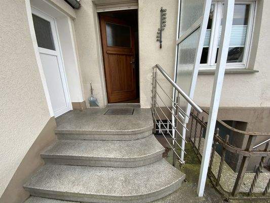 Überdachter Seiteneingang