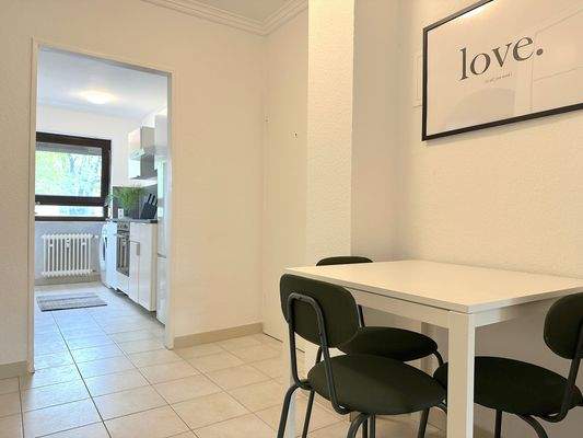 Moderne Küche mit Esstisch