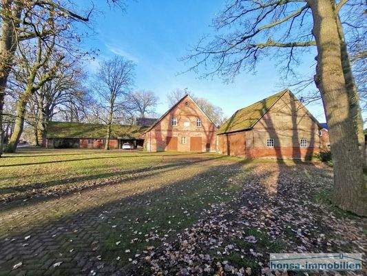 Ostansicht auf Treckerscheune und ehem. Stallungen/ massive Lagerräume