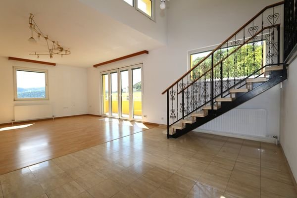 Wohn-/Esszimmer mit Galerie und Zugang zum Balkon