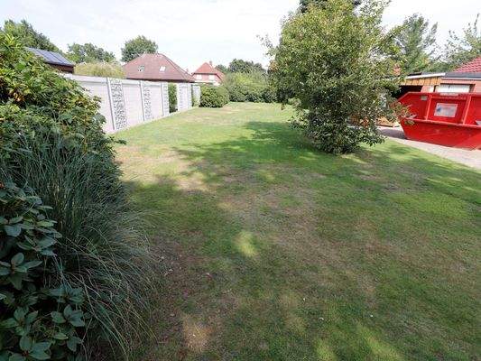 Grundstücksansicht von der Anliegerstraße aus