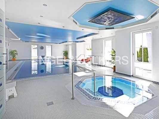 Schwimmhalle m.Indoor Pool, Whirlpool &amp; Dampfsauna