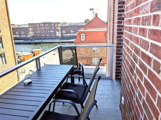 Blick vom Balkon zum bunten Hafentreiben