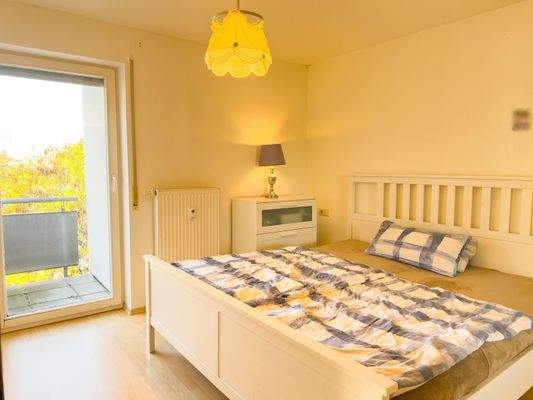 Schlafzimmer mit kleinem Balkon