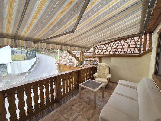 Balkon mit Markise (Rückseite)