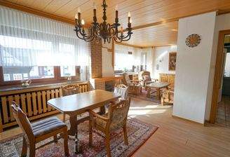 Heller Wohn- und Essbereich