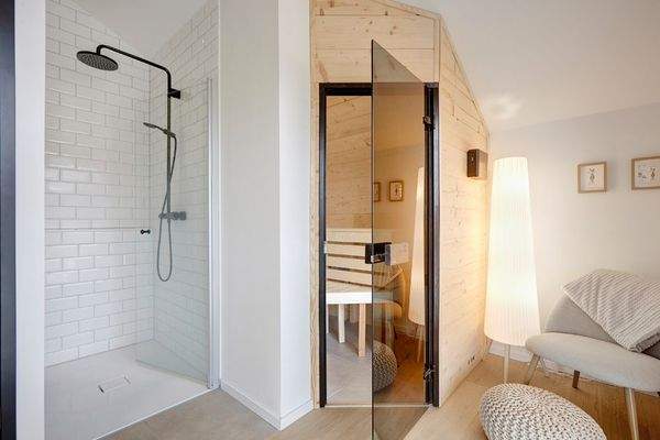 Duschbereich und Sauna