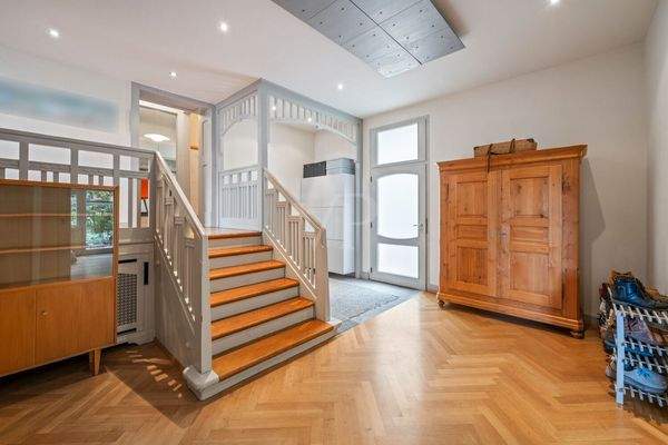 Repräsentativer Eingangsbereich mit offenem Raumkonzept