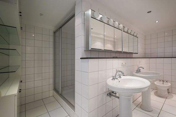 Großes Badezimmer UG