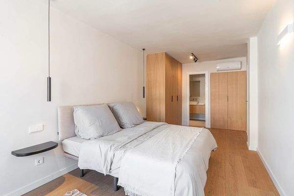 Großzügiges Schlafzimmer mit Einbauschränken