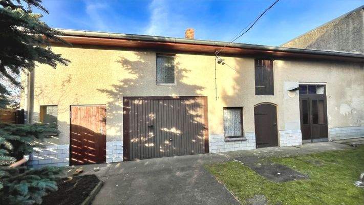 Nebengelass mit Garage