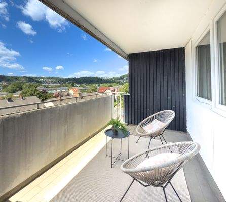 Großzügiger Balkon mit Fernblick