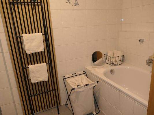 Badezimmer mit Wanne ...