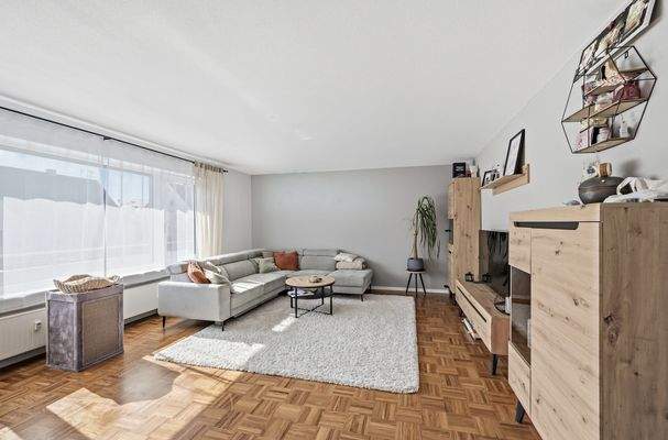 großes und helles Wohnzimmer