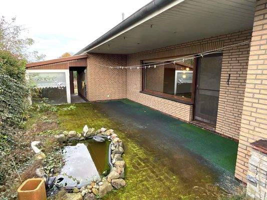 Terrassenansicht mit Geräteschuppen