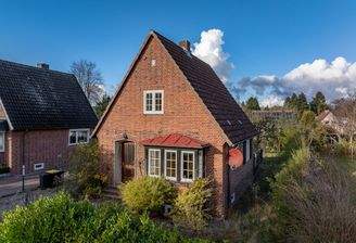 Seitenansicht mit Gartenbereich